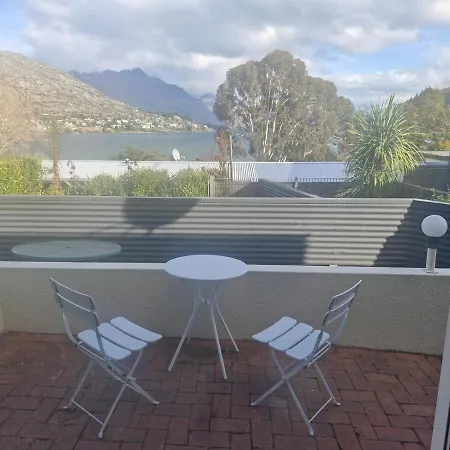 Lakeview Apartment - Great Location!